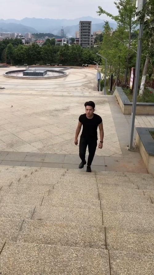 倒霉的吃瓜路人,一场意外频发的荒诞人生之旅