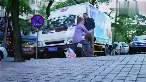 男生蹲在路边吃瓜,男生蹲路边，瓜香四溢引人驻足