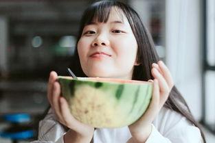 吃瓜少女拍照儿童,吃瓜少女镜头下的童真瞬间